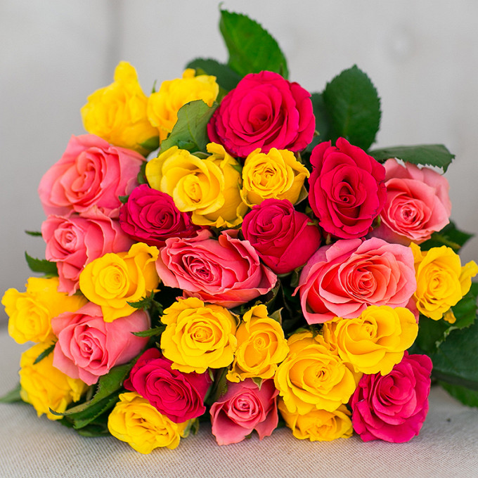 11 желтых и розовых роз