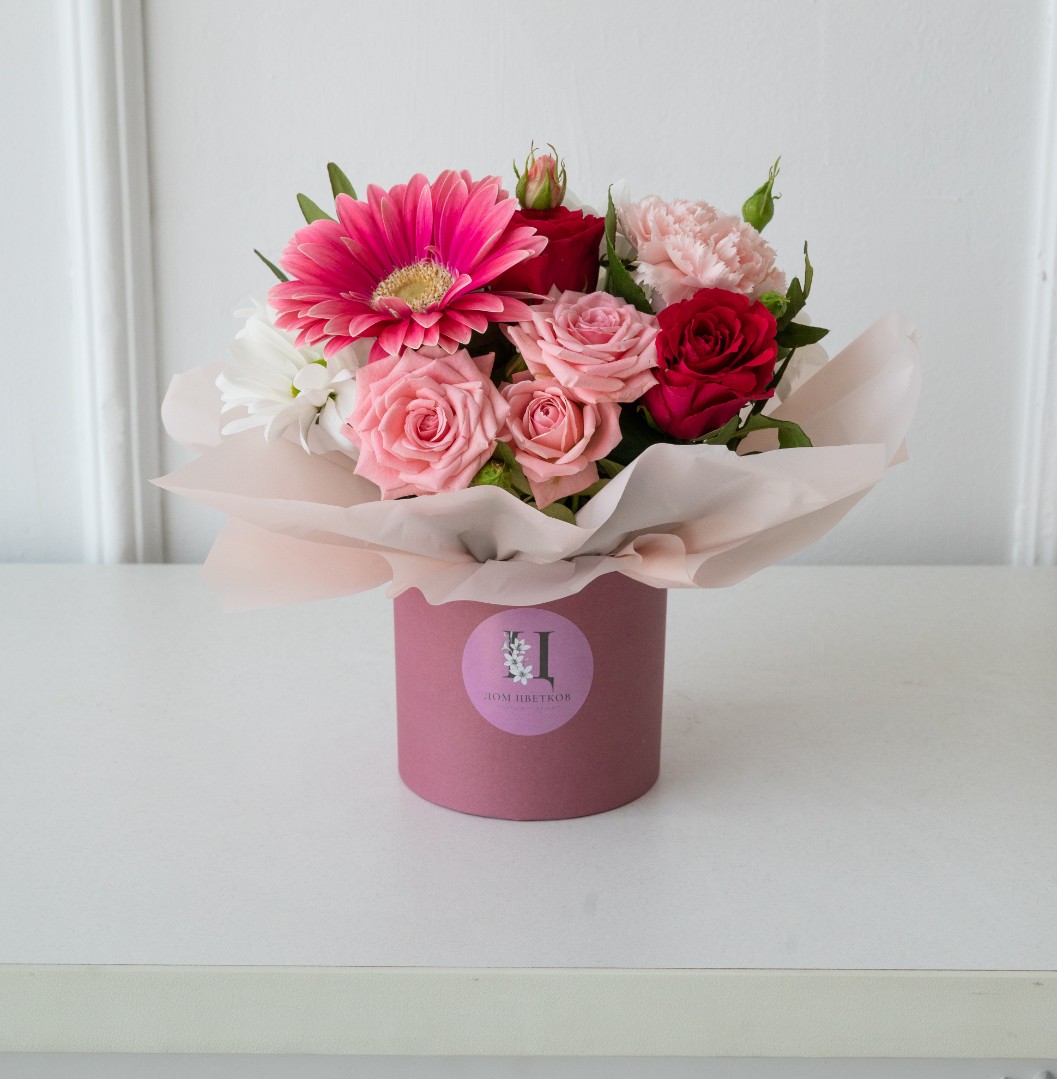 Розовая коробочка с розами и герберой